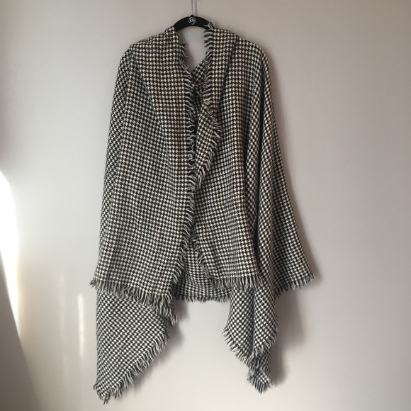 Zara Accessories - Zara Giant Houndstooth Fringed Blanket Scarf